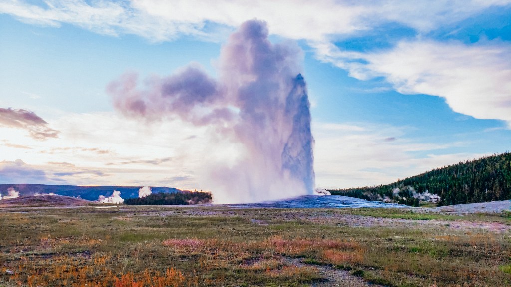 Yellowstone’s Icons and Wild Beauty: Mammoth Hot Springs, Wildlife, and Sunset at Old&nbsp;Faithful